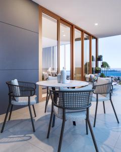 een eetkamer met een tafel en stoelen in een kamer bij Forbes Manaa Living in Perth