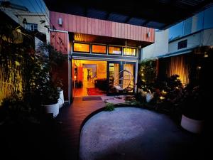 una casa con porta che si apre su un soggiorno di The Modern Botanist Newtown a Sydney