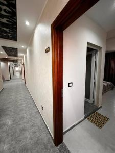 un pasillo con una puerta en un edificio en Hotel Eloued فندق الوادي, en Tiksebt