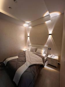 ein Schlafzimmer mit einem großen Bett mit Beleuchtung in der Unterkunft Hotel Eloued فندق الوادي in Tiksebt