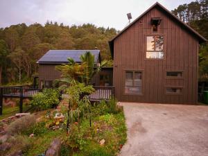 una casa con un pannello solare sopra di Matakana Retreat - Luxury Off Grid Lodge in Nature a Matakana
