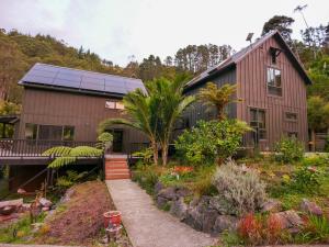 una casa con tetto solare e giardino di Matakana Retreat - Luxury Off Grid Lodge in Nature a Matakana