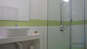Koupelna v ubytování Angelina Hotel