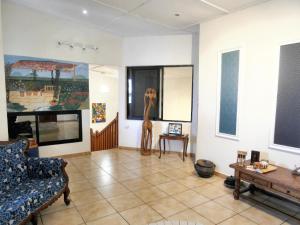 una sala de estar con una estatua de una jirafa en ella en Maison de 4 chambres a Grand Popo a 10 m de la plage avec vue sur la mer piscine partagee et jardin clos en Grand-Popo