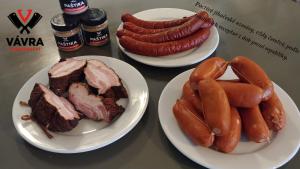 dwa talerze z jedzeniem, hot dogami i kiełbaskami w obiekcie Penzion Stříbrný vítr w mieście Horní Planá