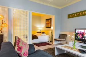 um quarto de hotel com uma cama e uma sala de estar em Villa Margherita em Swakopmund