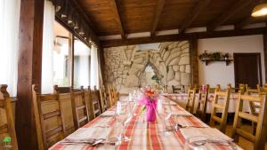 a dining room with a long table and chairs at La Staccionata in Arpino