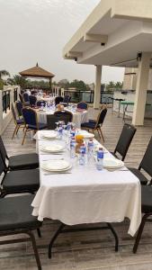 um grupo de mesas com pratos e copos num convés em Villa de Sarah em Lomé