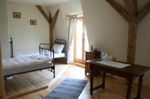 En eller flere senge i et værelse på Karczma Stary Młyn