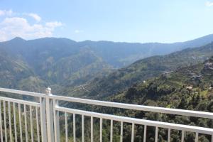 Uma vista geral da montanha ou uma vista da montanha a partir do hotel