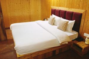 Uma cama ou camas num quarto em Hotel White Cloud