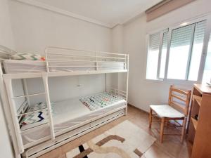 1 dormitorio con 2 literas y 1 silla en Ardi Casa, en La Mata