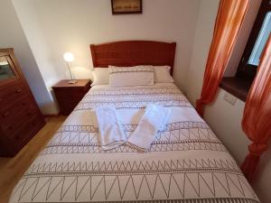 a bedroom with a bed with two towels on it at InmoCyma Verdiblanco Familias-Valle de Benasque in Benasque +33 photos