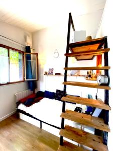 - une chambre avec des lits superposés et une échelle dans l'établissement Chez Olivier, à Montreuil