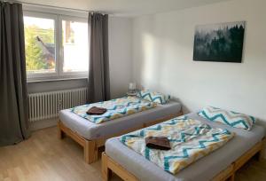 2 camas en una habitación con ventana en Fewo Max, en Münchweier