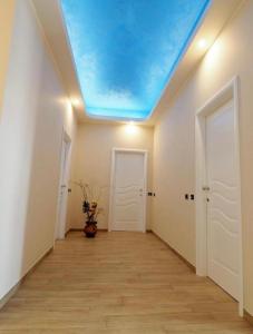 a room with a ceiling with a blue ceiling at B&B Galatea in Santa Domenica