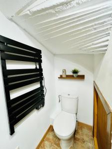 uma casa de banho com WC num quarto em Nuevo Cosy Loft 4pax Estavar em Estavar