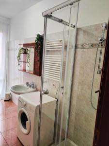 La salle de bains est pourvue d'une douche et d'un lave-linge. dans l'établissement Bilocale3 a pochi passi da Milano, à Sesto San Giovanni