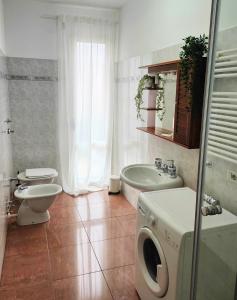 La salle de bains est pourvue d'un lavabo et d'un lave-linge. dans l'établissement Bilocale3 a pochi passi da Milano, à Sesto San Giovanni