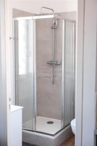 een douche met een glazen deur in de badkamer bij Studio 2 personnes - Marseille in Marseille