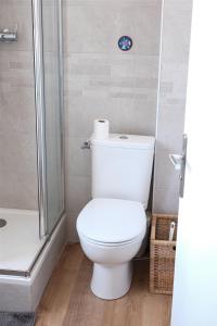 een badkamer met een toilet en een douche bij Studio 2 personnes - Marseille in Marseille