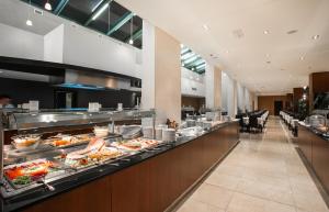 una linea a buffet con molto cibo in esposizione di Admiral Grand Hotel a Slano