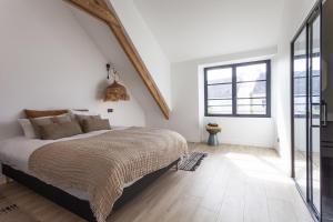 una camera bianca con un grande letto e una finestra di 716-Villa Kerilis a Loctudy