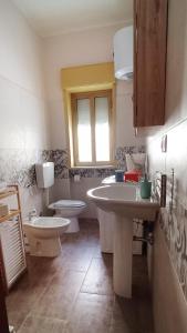 uma casa de banho com 2 lavatórios e um WC em Mylina apartment Milazzo em Milazzo