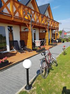 a bike parked in front of a house at Domki Białe Zacisze in Mielenko