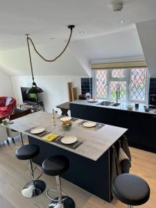 Χώρος καθιστικού στο Modern, centrally located, beach view flat