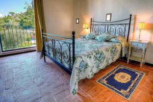 1 dormitorio con 1 cama grande y balcón en Villa Olivo, en Lastra a Signa