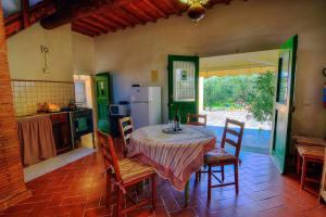 cocina con mesa y sillas en una habitación en Villa Olivo, en Lastra a Signa