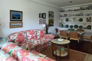 ein Wohnzimmer mit einem Sofa und einem Tisch in der Unterkunft Hortensias de jardín in O Grove