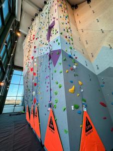 a large indoor bouldering wall in a gym at Quality Hotel Sarpsborg in Gralum