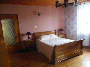 1 dormitorio con 1 cama y 2 mesas con lámparas en Maison De Campagne T3 110 M en Dortan