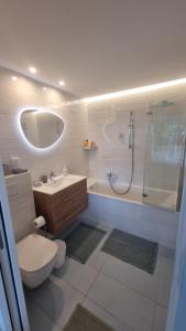 a bathroom with a shower and a toilet and a sink at Superbe Appartement-villa, Palm Beach - Face à la mer in Cannes