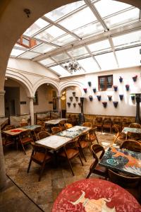 een eetkamer met tafels en stoelen en een plafond bij Anahita Boutique Hotel in Málaga