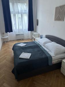 プラハにあるApartment Skorepka 4のベッドルーム1室(ベッド1台、タオル2枚付)