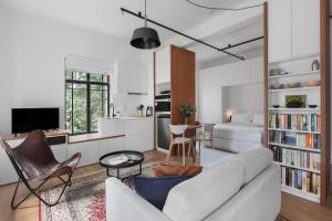 Uma área de estar em Spring on Collins An elegant Suite on Collins Street