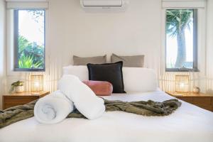 Tempat tidur dalam kamar di Living the Beach Dream Featured