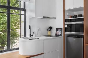A cozinha ou cozinha compacta de Spring on Collins An elegant Suite on Collins Street