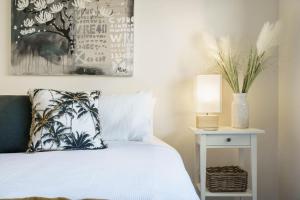 Tempat tidur dalam kamar di Living the Beach Dream Featured