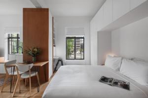Cama ou camas em um quarto em Spring on Collins An elegant Suite on Collins Street