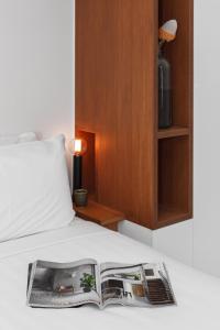Cama ou camas em um quarto em Spring on Collins An elegant Suite on Collins Street
