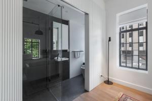 Um banheiro em Spring on Collins An elegant Suite on Collins Street mais 14 fotos