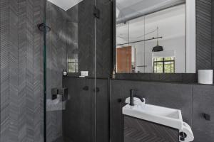 Um banheiro em Spring on Collins An elegant Suite on Collins Street