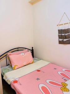 um quarto com uma cama com um cobertor Hello Kitty em Hello condo em Manilla