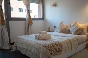 um quarto com uma cama com toalhas em L'appart by Louhou Collection em Marrakech