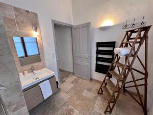 Hotel Majestic في نيم: حمام فيه مغسلة و سلم
