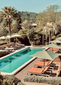 聖保羅的住宿－托勒布蘭奇酒店，一个带躺椅和遮阳伞的游泳池